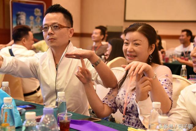 深圳第16届粤港万人相亲会 猪八戒背媳妇都来了！