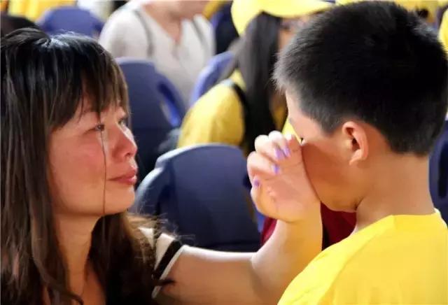 献礼母亲节，这群孩子穿上汉服礼敬孔子，跪拜父母，学习传统文化