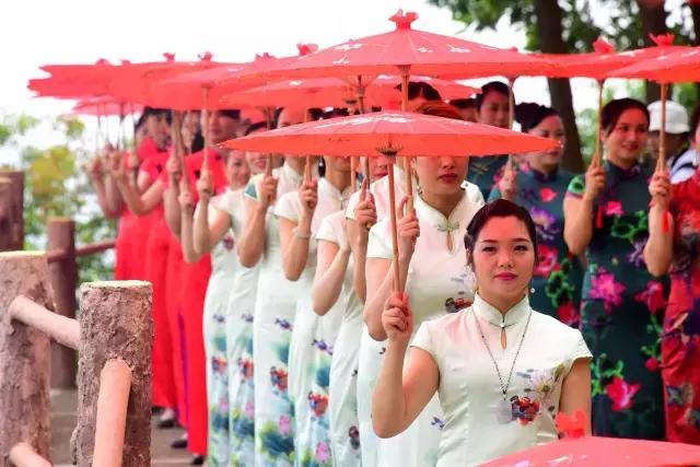 致敬母爱，当母亲节遇上旗袍时，让妈妈重回最美花季惊艳时光！