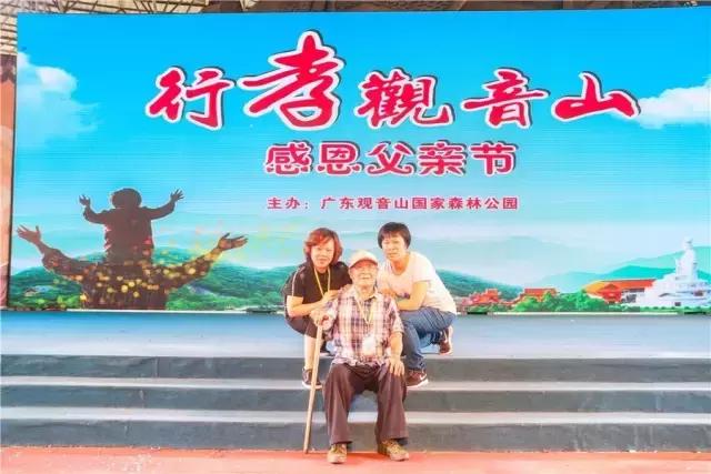 实拍，父亲节，女儿背84岁老父亲，让人热泪盈眶