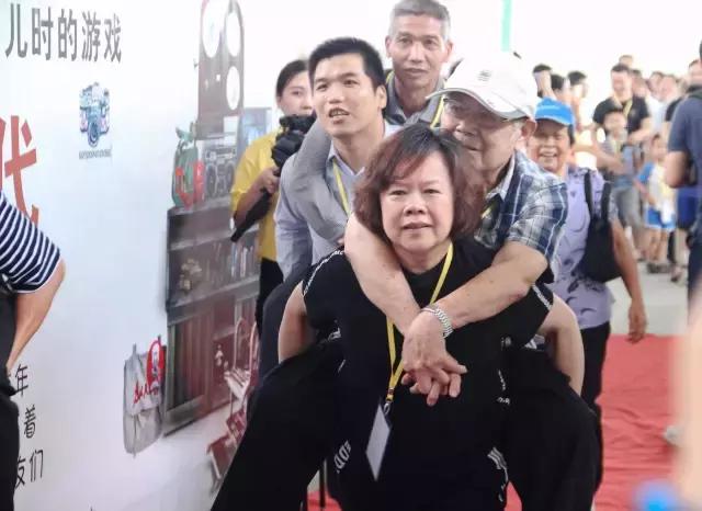 实拍，父亲节，女儿背84岁老父亲，让人热泪盈眶