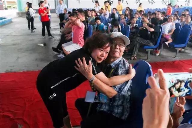实拍，父亲节，女儿背84岁老父亲，让人热泪盈眶