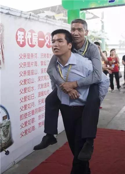 实拍，父亲节，女儿背84岁老父亲，让人热泪盈眶