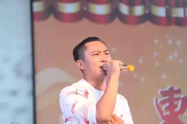 实拍，父亲节，女儿背84岁老父亲，让人热泪盈眶