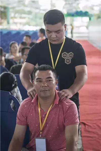 实拍，父亲节，女儿背84岁老父亲，让人热泪盈眶