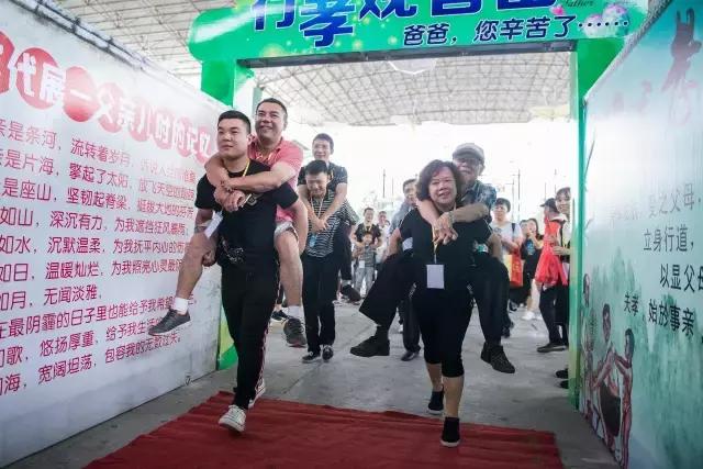 实拍，父亲节，女儿背84岁老父亲，让人热泪盈眶