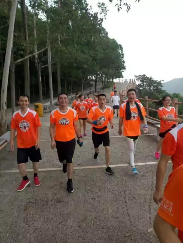 备战观音山万人登山大赛，他们凌晨5点加急训练
