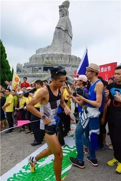 听听东莞万人登山大赛冠军破纪录的故事