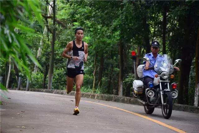 听听东莞万人登山大赛冠军破纪录的故事
