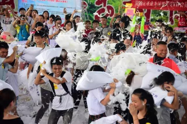 5000名白领狂砸枕头 水枪湿身，画面激情四射