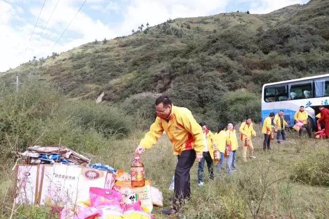 东莞观音山公益团千里远行到达九寨沟帮扶，谱写人间大爱