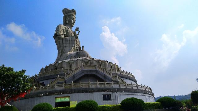 实拍，美女带你体验真实的东莞观音山玻璃栈道-景区公告-旅游资讯-广东观音山国家森林公园