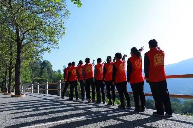 实拍，2018年超萌的狗狗们在东莞观音山登高祈福