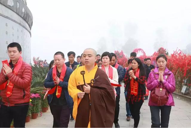 实拍，东莞观音山首场观音开库人山人海，财运滚滚来