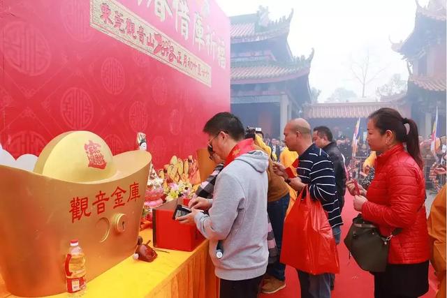 实拍，东莞观音山首场观音开库人山人海，财运滚滚来