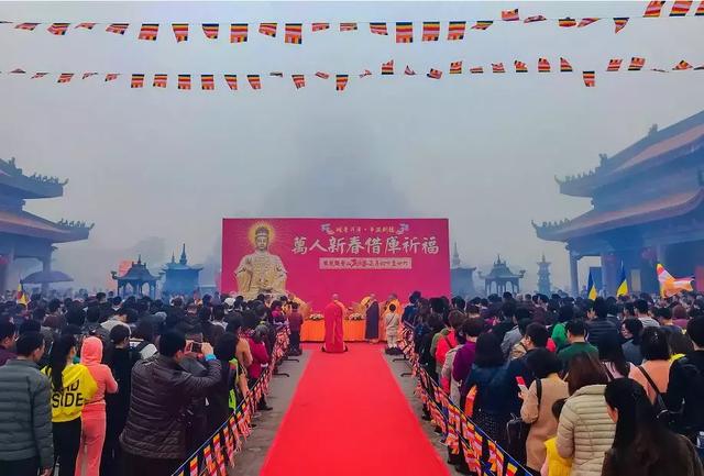 实拍，东莞观音山首场观音开库人山人海，财运滚滚来