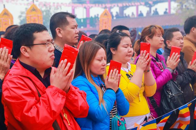 实拍，东莞观音山首场观音开库人山人海，财运滚滚来