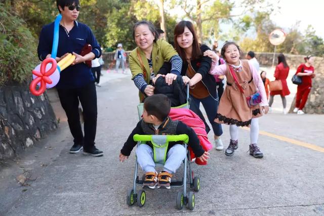 实拍，迎新春 游福地，游客在东莞观音山热热闹闹过大年