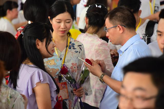 东莞观音山举办相亲大会，数千名单身青年觅良缘