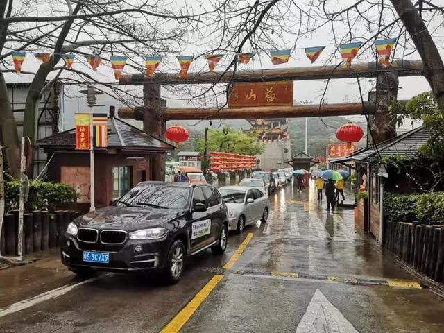 植树节来临之际，游客在观音山冒雨植树热情高