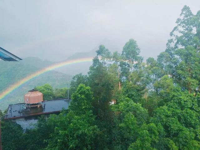 东莞观音山，空山新雨后，天气晚来秋