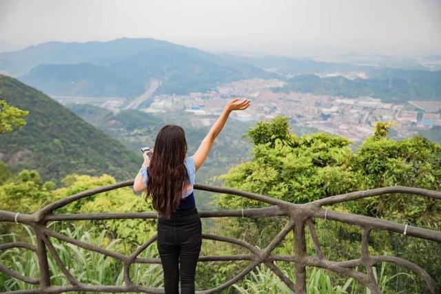 东莞观音山，空山新雨后，天气晚来秋