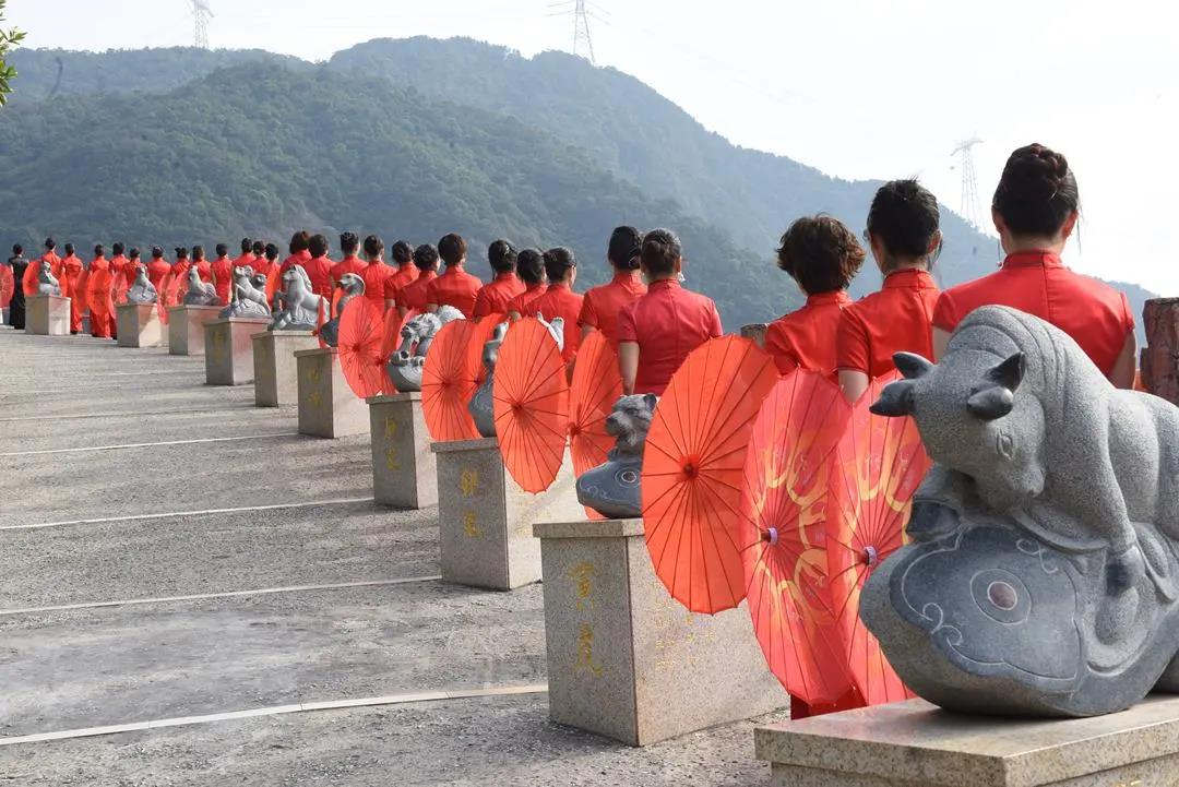 旗袍佳丽闪耀东莞观音山，许愿接福迎新年