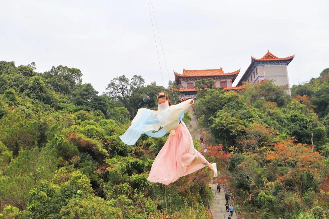 天外飞仙,火爆的威亚项目,东莞观音山圆您一个武侠梦