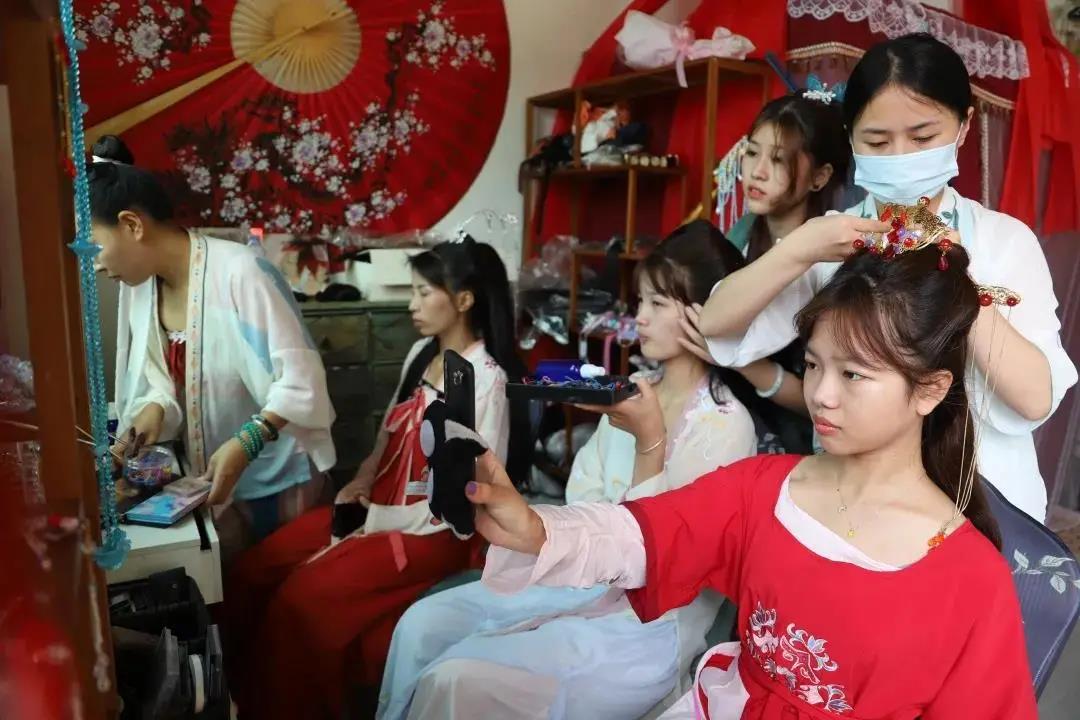 天外飞仙,火爆的威亚项目,东莞观音山圆您一个武侠梦