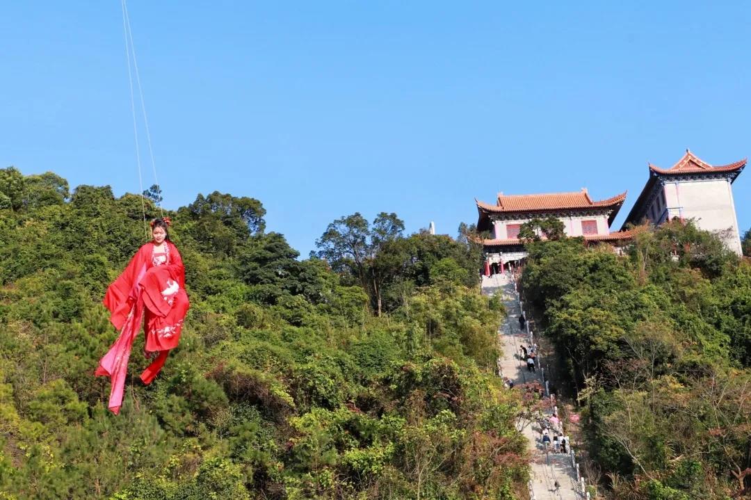 天外飞仙,火爆的威亚项目,东莞观音山圆您一个武侠梦