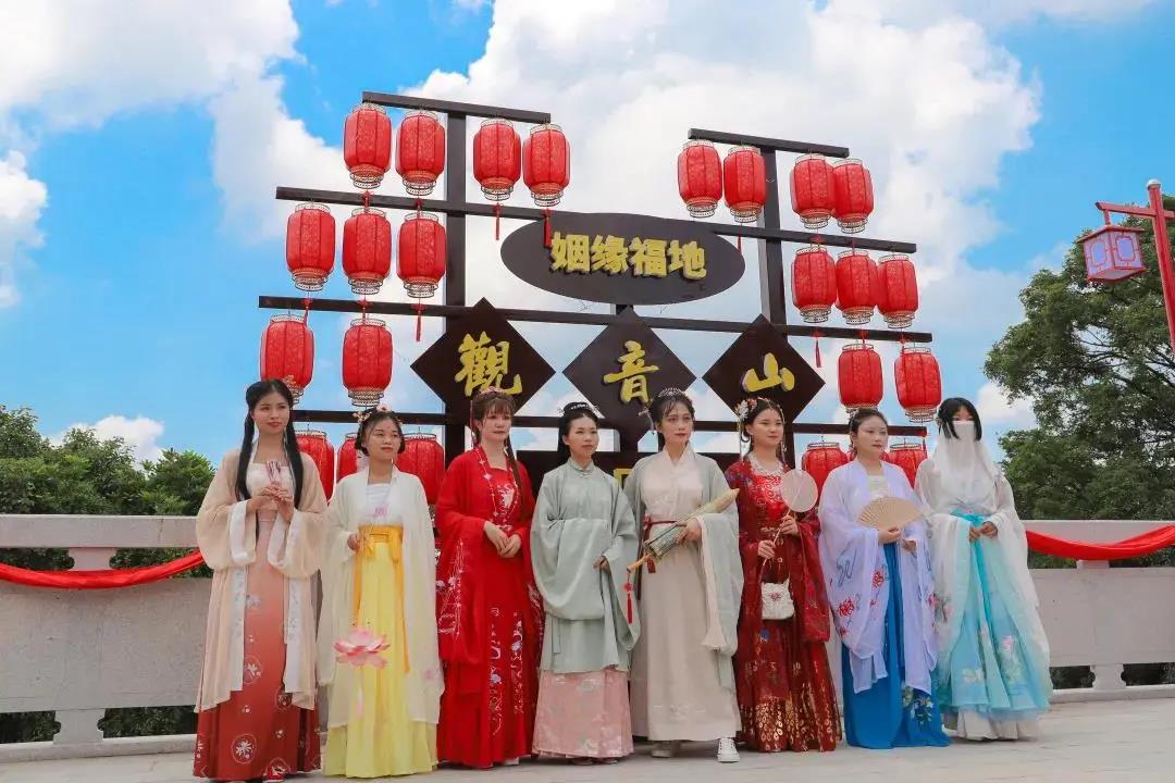 天外飞仙,火爆的威亚项目,东莞观音山圆您一个武侠梦