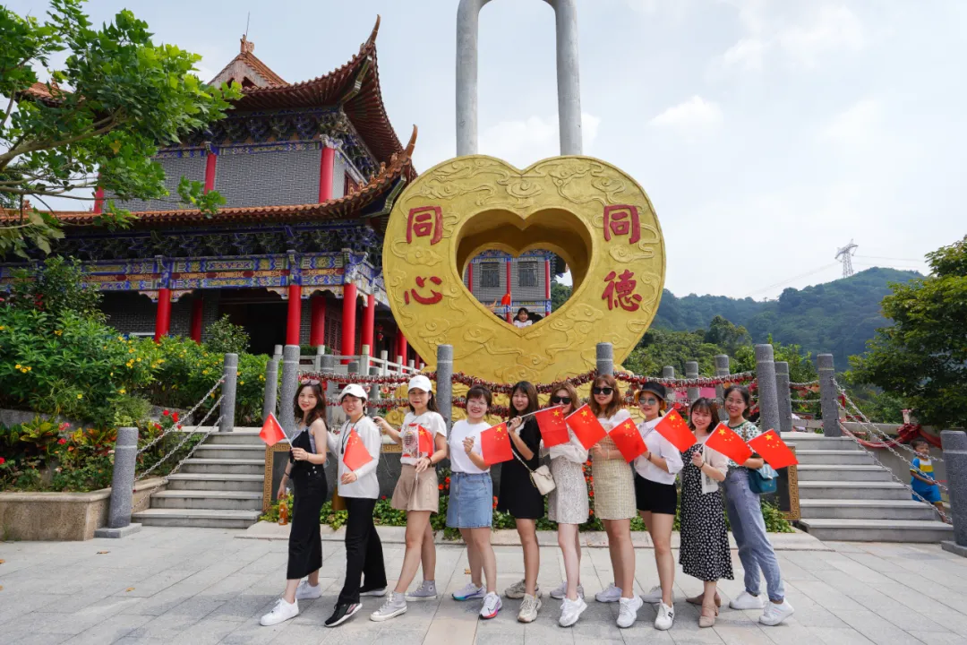 国庆打卡观音山，与国旗合影，为祖国送祝福，赢取家庭套票