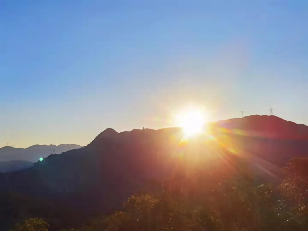 东莞一年一度的九月奇景：观音山上慈云霞光满山红