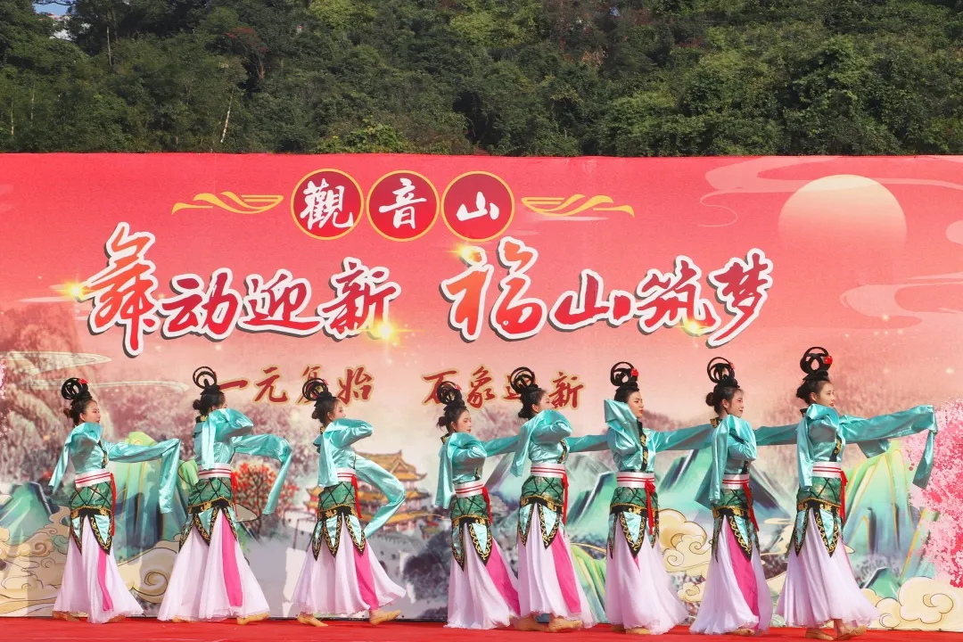 满山尽带虎年红,观音山上春节氛围浓,带您欢乐过大年