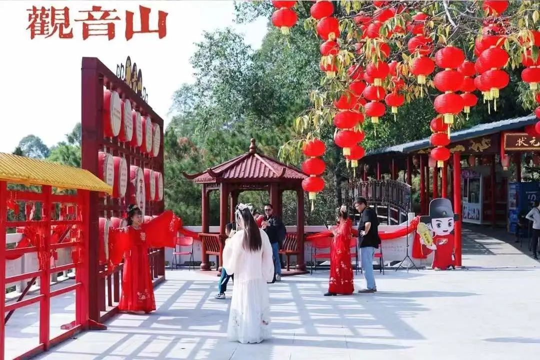 满山尽带虎年红,观音山上春节氛围浓,带您欢乐过大年