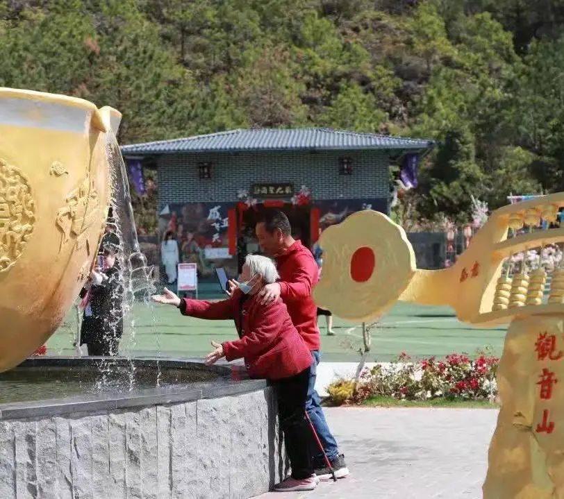 人间三月，观音山踏青登高正当时，与山色一起醉春光