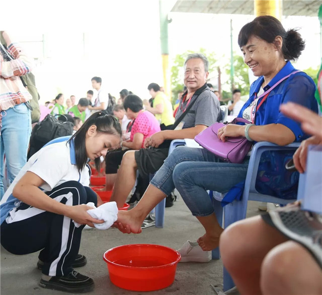 重阳节众多孝心儿女在观音山为父母洗脚场面感人