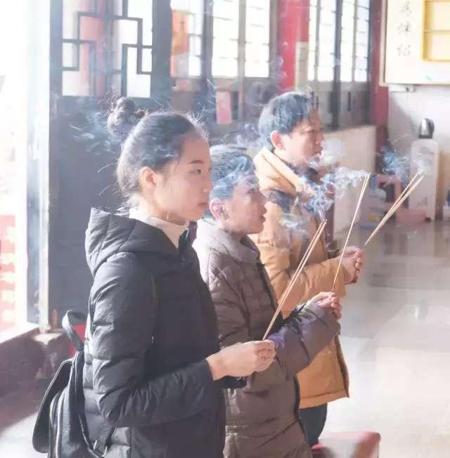 高僧大德亲手为祈福卡加持，观音山掀起新春祈福热