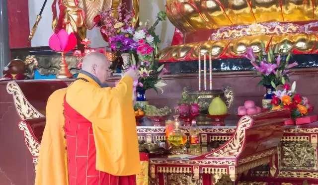 高僧大德亲手为祈福卡加持，观音山掀起新春祈福热