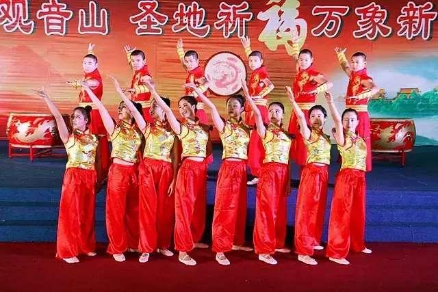 别有风味的客家歌舞,佛教音乐,武术表演,高空走钢丝,飞车表演杂技等