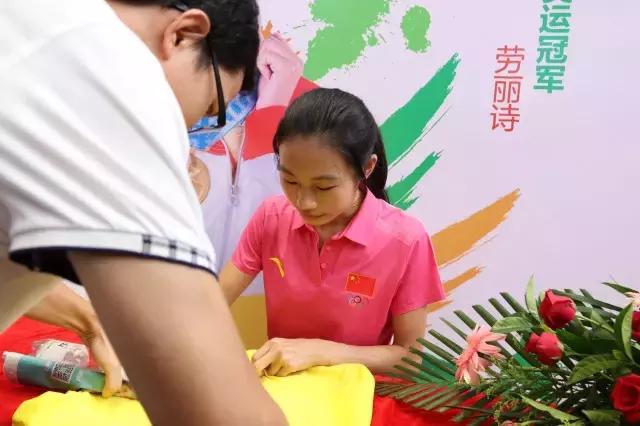 现场实拍：美女奥运冠军劳丽诗空降东莞，惹现场粉丝疯狂合影留念