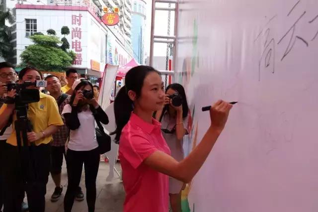 现场实拍：美女奥运冠军劳丽诗空降东莞，惹现场粉丝疯狂合影留念