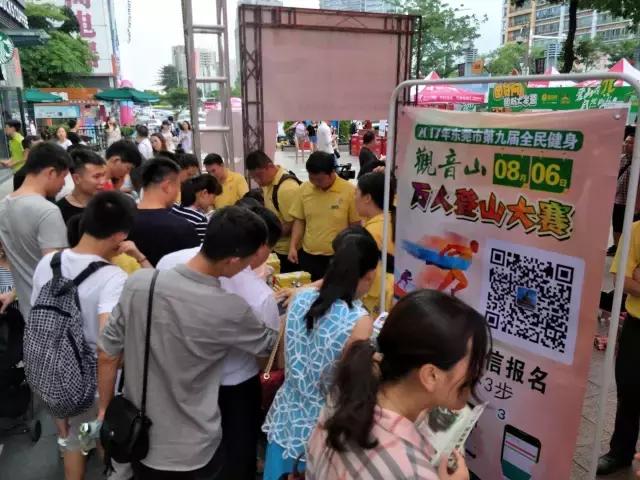 现场实拍：美女奥运冠军劳丽诗空降东莞，惹现场粉丝疯狂合影留念