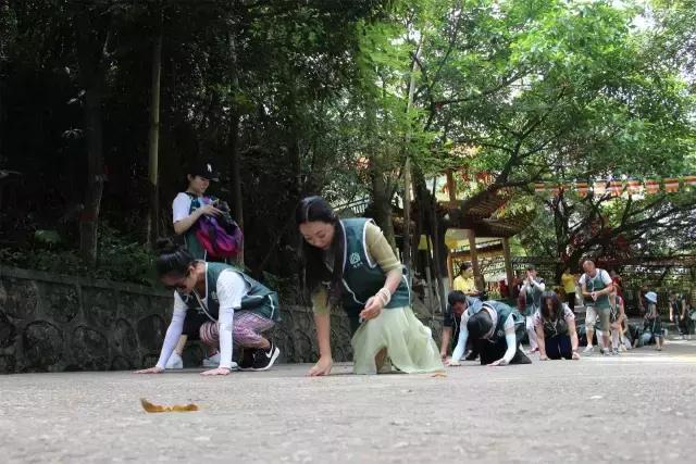 述说：为了信仰，刚做完手术的她便来拜山