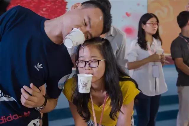 实拍,帅哥美女齐聚观音山追爱求脱单