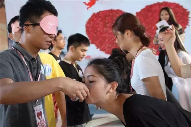 实拍,帅哥美女齐聚观音山追爱求脱单