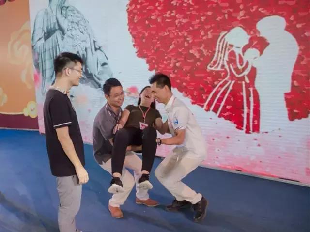 实拍,帅哥美女齐聚观音山追爱求脱单