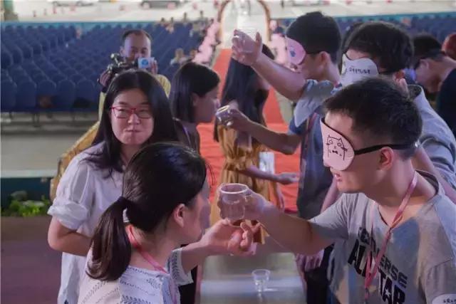 实拍,帅哥美女齐聚观音山追爱求脱单