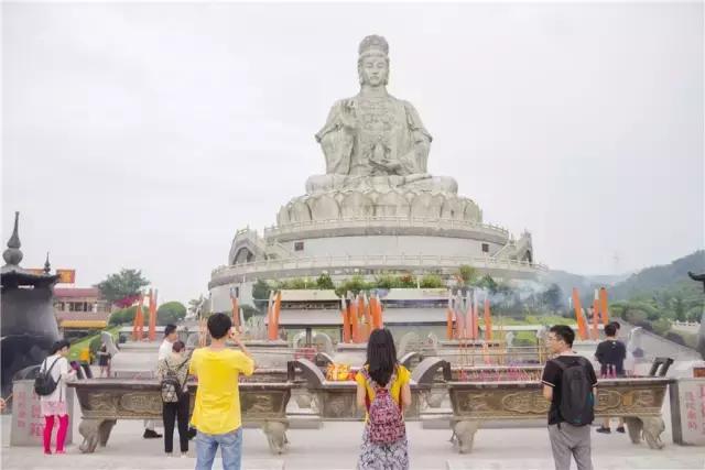 实拍,帅哥美女齐聚观音山追爱求脱单