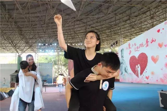 实拍,帅哥美女齐聚观音山追爱求脱单